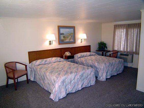 Hyannis Holiday Motel Room photo