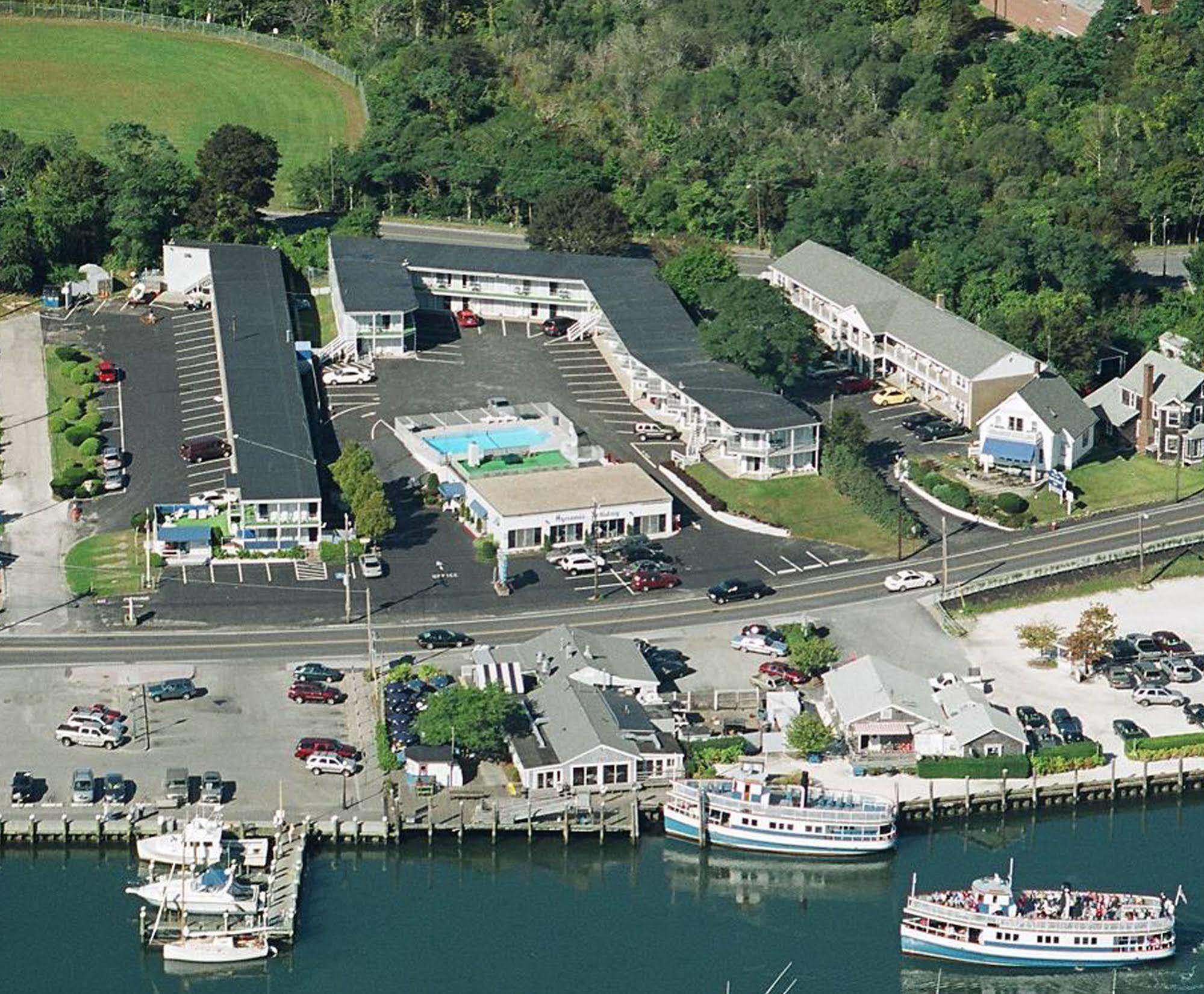 Hyannis Holiday Motel Exterior photo